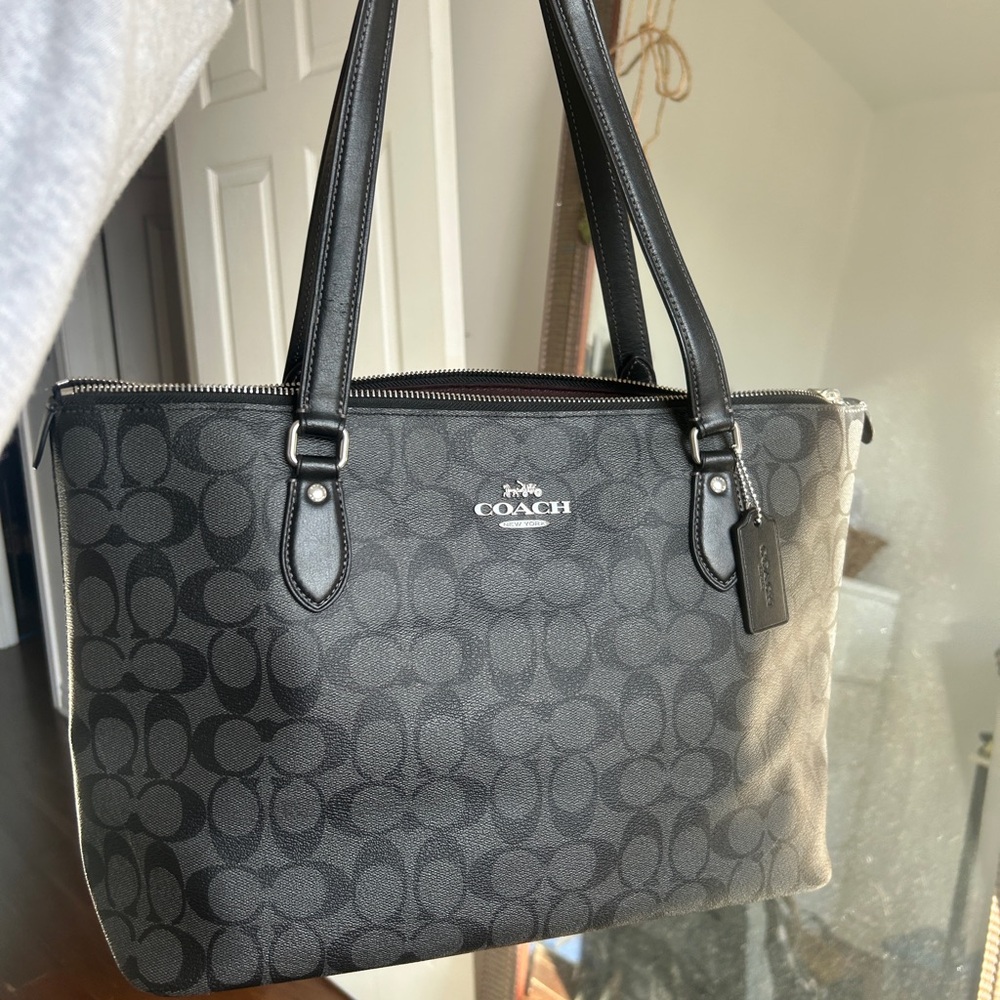 Gallery Tote in Signature Canvas